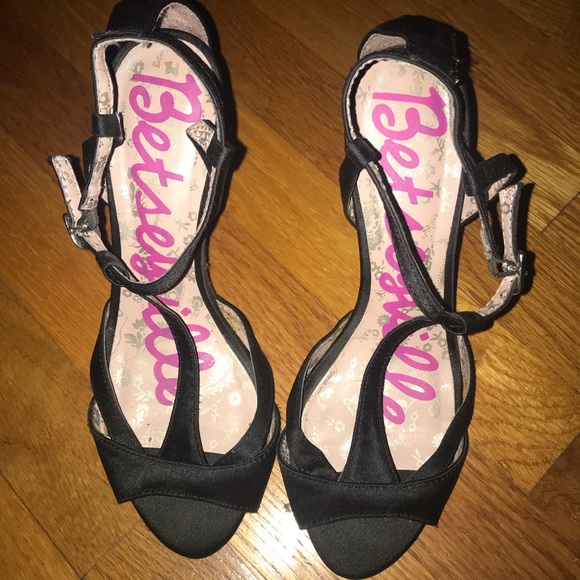 Black satin heels - Picture 1 of 4